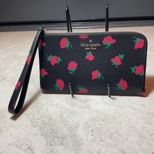 Kate Spade Lucy medium L-zip in Black and Red Ditsy Ross Toss print Wristlet